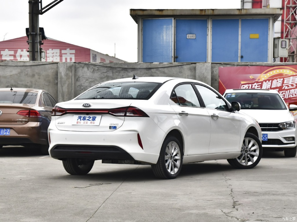 Ph&iacute;a đu&ocirc;i JAC iEVA5 tr&ocirc;ng ấn tượng hơn ph&iacute;a đầu