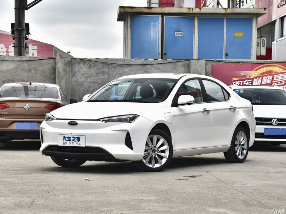 JAC iEVA5 l&agrave; một mẫu sedan điện c&oacute; cự li di chuyển khoảng 400 km