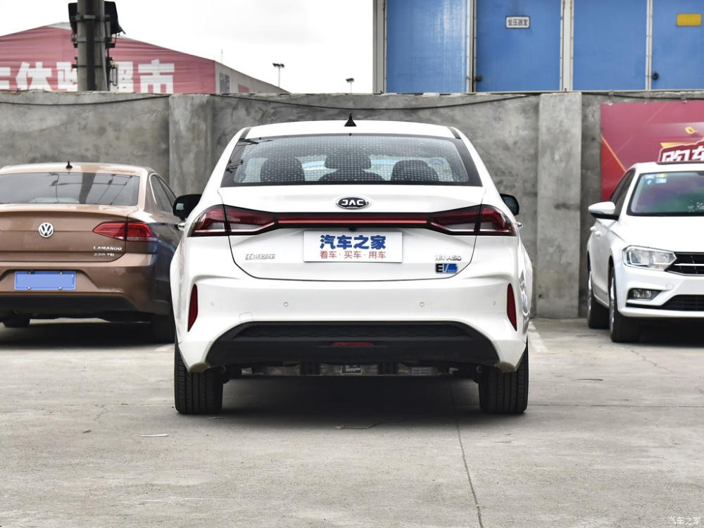Hai cụm đ&egrave;n hậu của xe mang thiết kế nối liền nhau