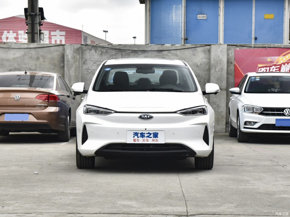 Đầu xe kh&ocirc;ng hề c&oacute; lưới tản nhiệt truyền thống