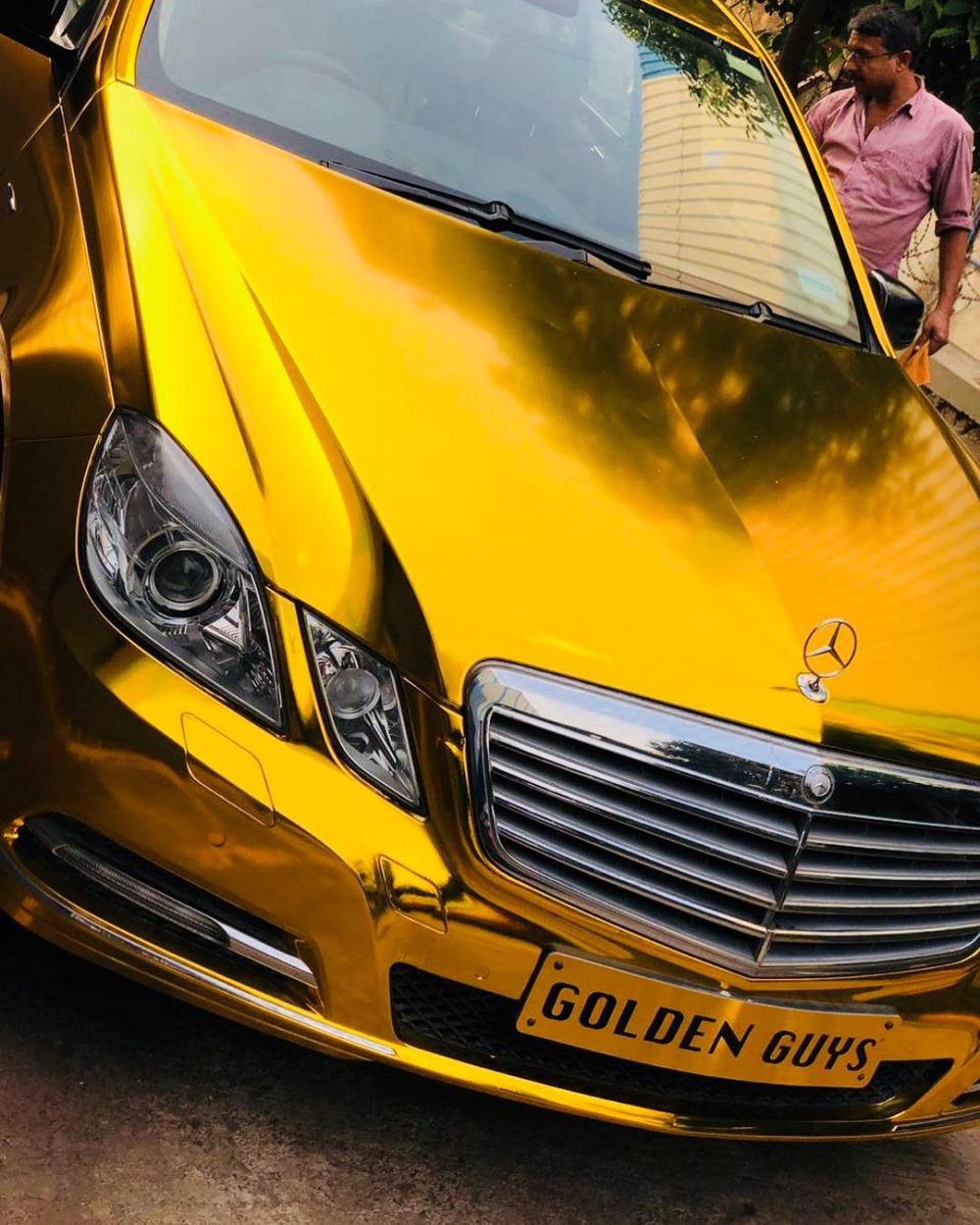 Chiếc Mercedes-Benz E-Class màu vàng crôm của Golden Guys