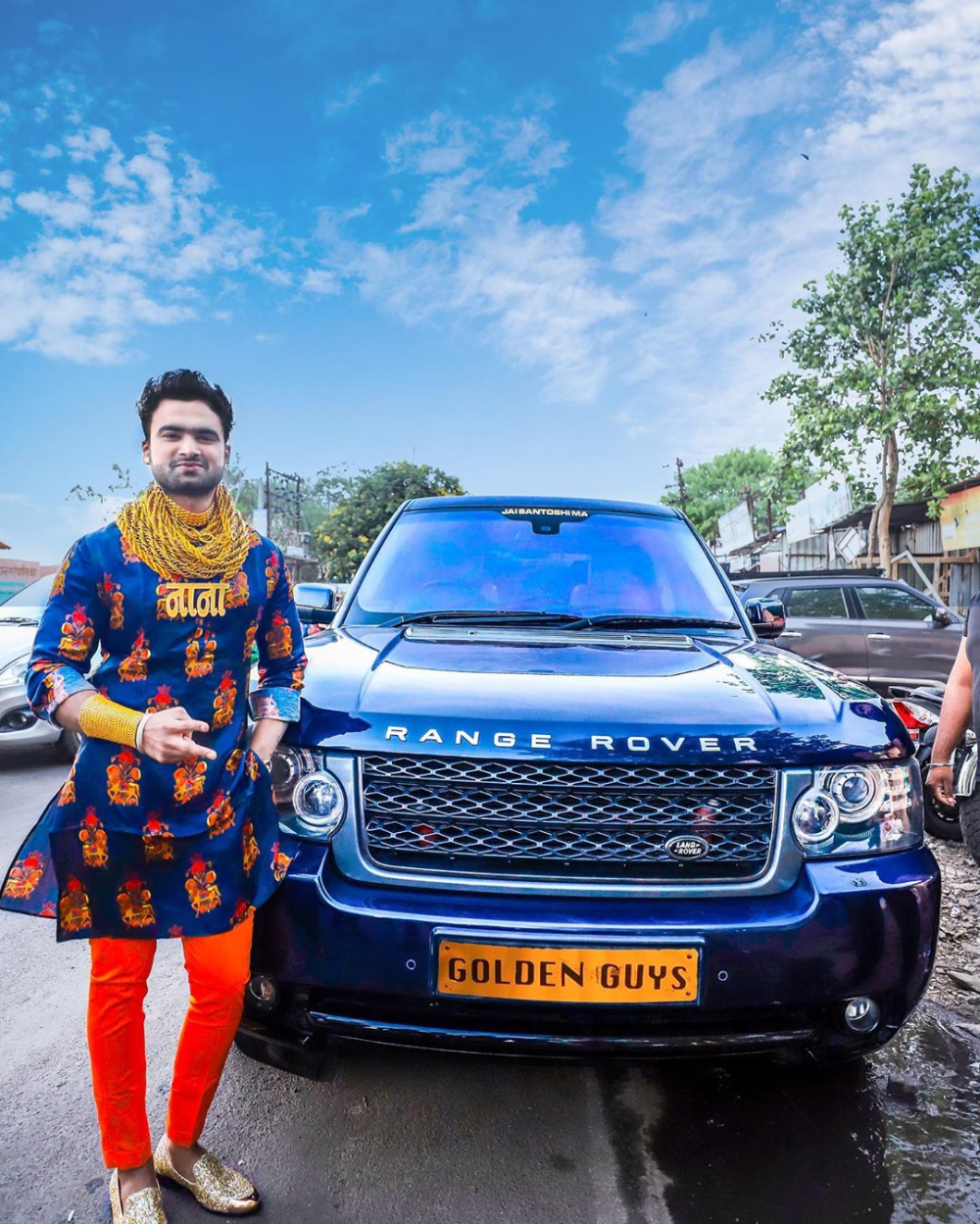 Chiếc Range Rover chưa được dán đề-can màu vàng crôm