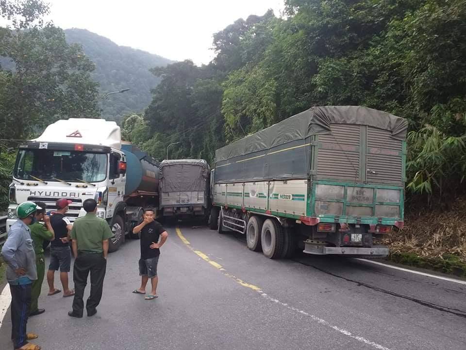 Hiện trường vụ tai nạn khiến 3 xe dính chùm trên đèo Bảo Lộc Hiện trường vụ tai nạn khiến 3 xe dính chùm trên đèo Bảo Lộc