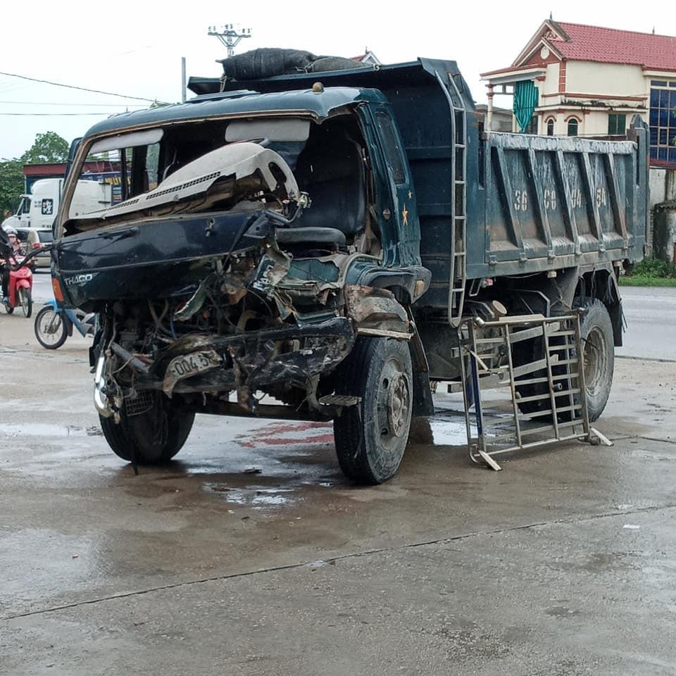 Chiếc xe ben tại hiện trường vụ tai nạn