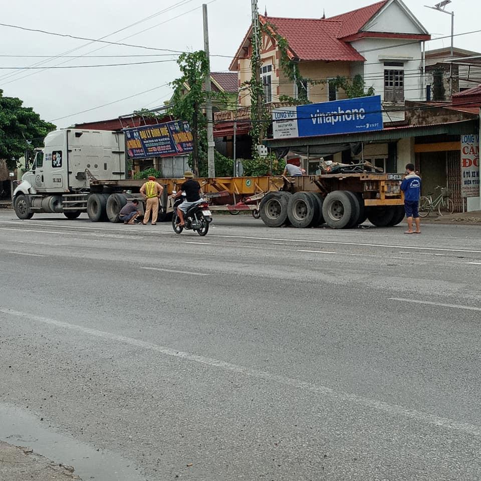 Cửa b&ecirc;n ghế l&aacute;i của chiếc xe ben nằm tr&ecirc;n rơ-mo&oacute;c của xe container