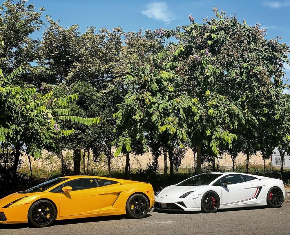 Hai chiếc Lamborghini Gallardo biển Lào trên đường phố Việt Nam. Chiếc phía sau có ngoại hình của phiên bản Lamborghini Gallardo LP570-4 Squadra Corse. Ảnh: Phan Công Khanh Hai chiếc Lamborghini Gallardo biển Lào trên đường phố Việt Nam. Chiếc phía sau có ngoại hình của phiên bản Lamborghini Gallardo LP570-4 Squadra Corse. Ảnh: Phan Công Khanh