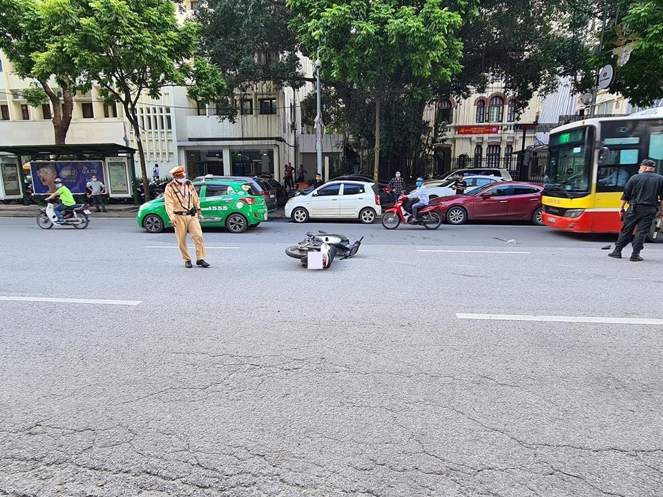 Xe máy ngã nằm chắn ra giữa đường Ngô Quyền