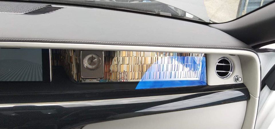 Cận cảnh bảng điều khiển trung t&acirc;m của Rolls-Royce Phantom Tranquillity