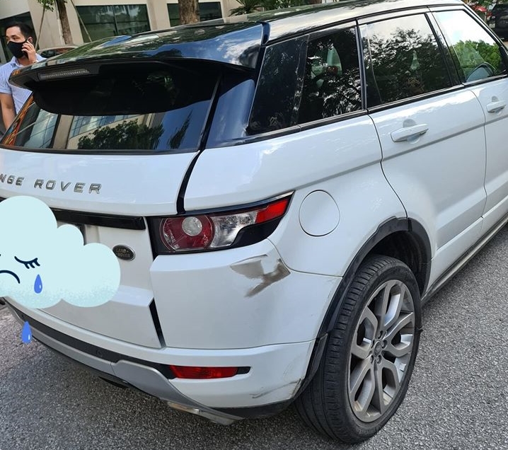 Chiếc SUV hạng sang cỡ nhỏ Range Rover Evoque bị móp và xước bên hông xe