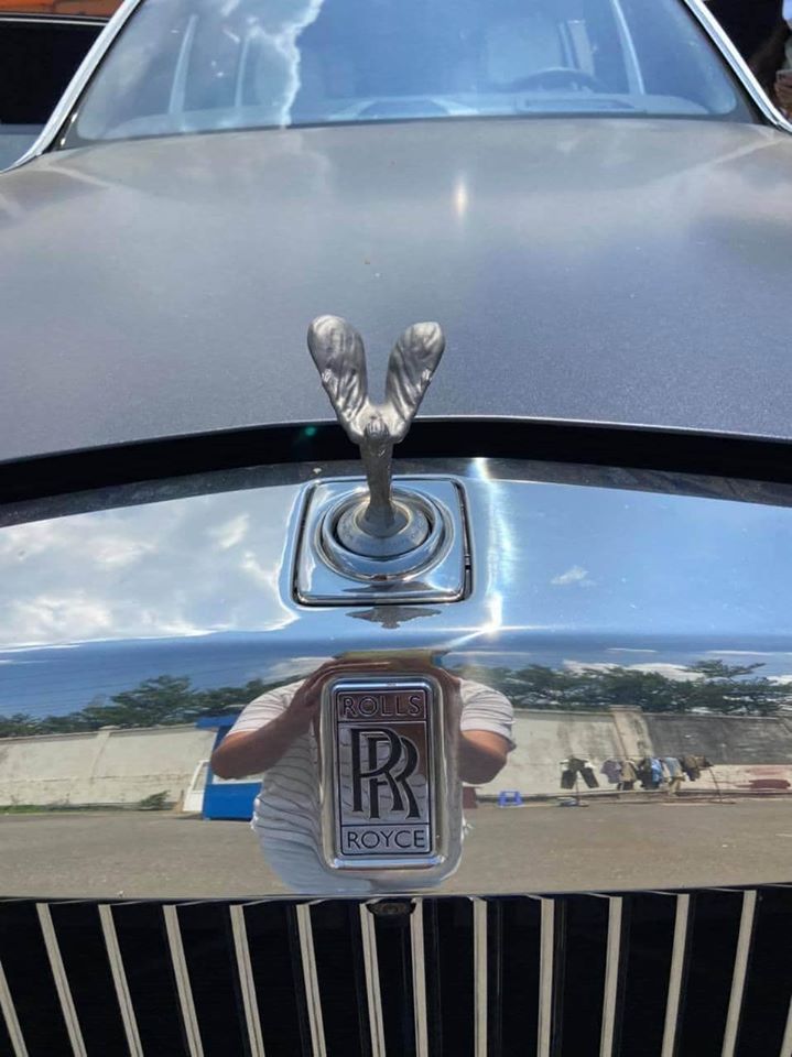 Logo Spirit of Ecstasy m&agrave;u tối c&ugrave;ng t&ecirc;n phi&ecirc;n bản xe in dập nổi