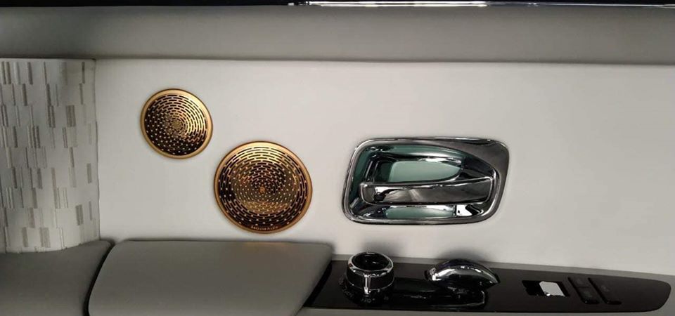 Nhiều chi tiết khoang l&aacute;i được mạ v&agrave;ng 24k
