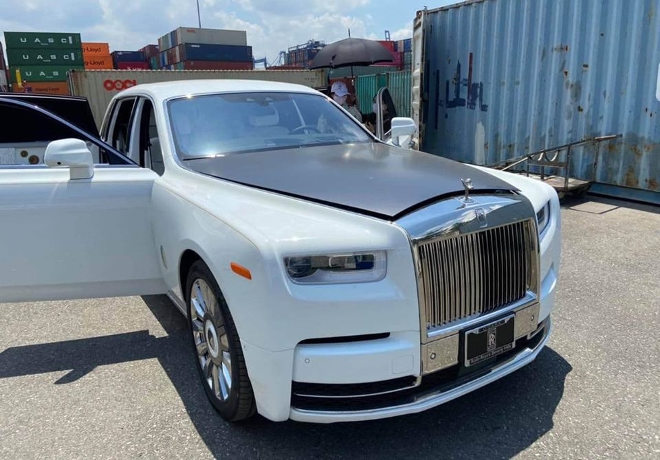 Chiếc Rolls-Royce Phantom Tranquillity thứ 2 về Việt Nam được nhập khẩu từ Mỹ, xe c&oacute; th&ecirc;m phản quang m&agrave;u cam b&ecirc;n h&ocirc;ng