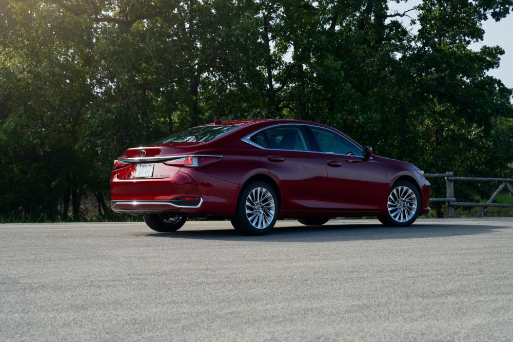 Lexus ES 2021 d&ugrave;ng hệ dẫn động AWD tương tự Toyota Camry mới tại thị trường Mỹ