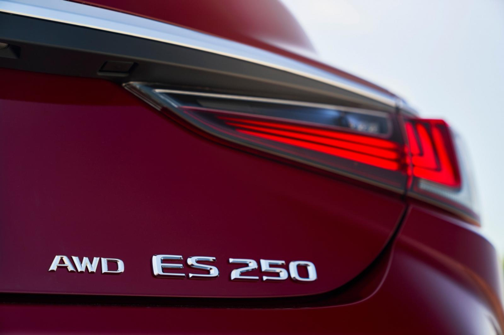 Lexus ES 250 AWD 2021 ti&ecirc;u thụ lượng xăng trung b&igrave;nh 8,4 l&iacute;t/100 km