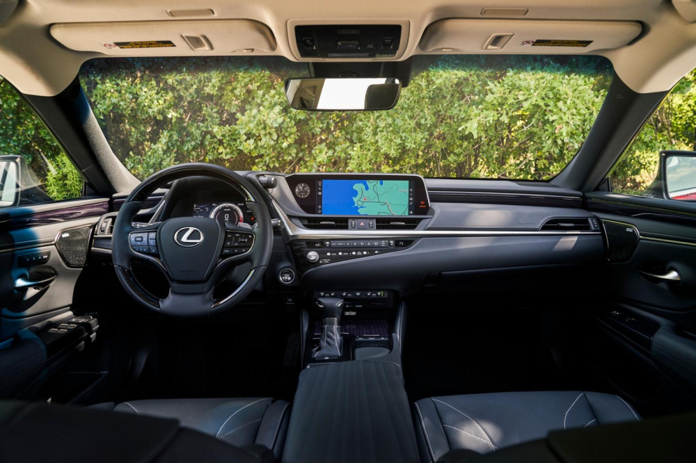 Lexus ES 2021 c&ograve;n c&oacute; th&ecirc;m c&aacute;c t&iacute;nh năng an to&agrave;n