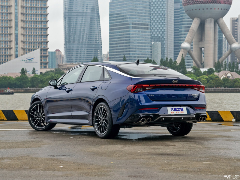 Kia K5 2021 nh&igrave;n từ ph&iacute;a sau