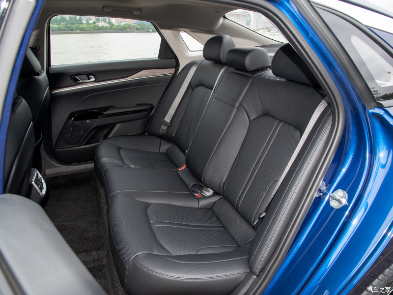 H&agrave;ng ghế sau rộng r&atilde;i