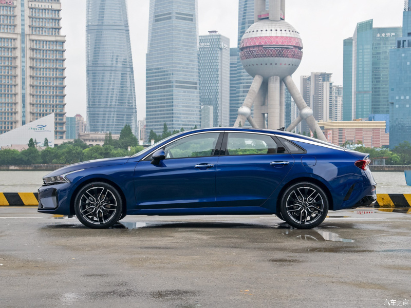 Kia K5 2021 d&agrave;i hơn hẳn so với xe ở nước ngo&agrave;i