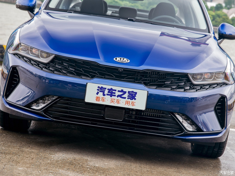 Khu vực cản trước của Kia K5 2021 tại Trung Quốc kh&aacute;c biệt hẳn so với xe ở Mỹ v&agrave; H&agrave;n Quốc