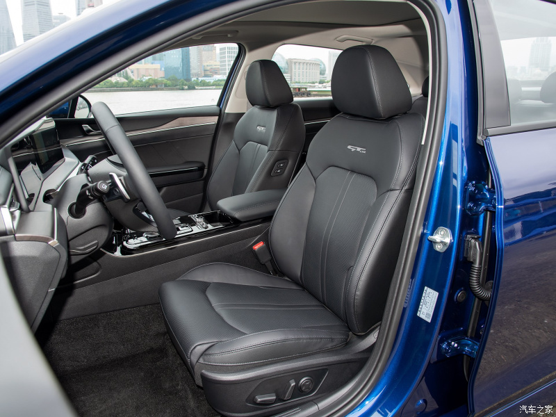 Ghế trước của Kia K5 2021