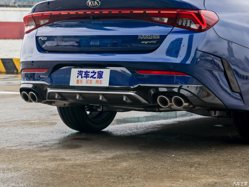 Kia K5 2021 tại Trung Quốc c&ograve;n đi k&egrave;m 4 ống xả h&igrave;nh tr&ograve;n lộ ra b&ecirc;n dưới cản sau