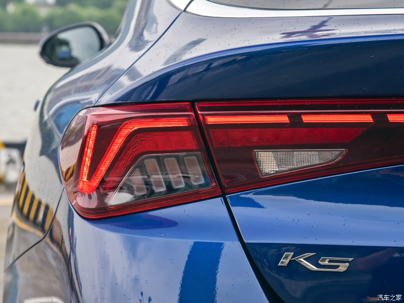 Tạo h&igrave;nh nhịp tim b&ecirc;n trong cụm đ&egrave;n hậu LED