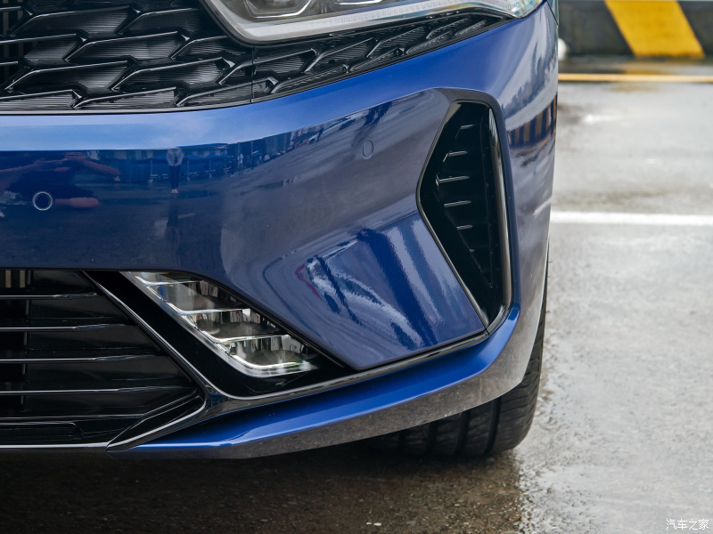 Đ&egrave;n sương m&ugrave; trước được đặt hai b&ecirc;n hốc gi&oacute; trung t&acirc;m