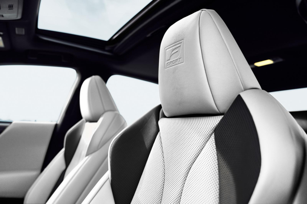 Tr&ecirc;n tựa đầu ghế của Lexus ES Black Line Special Edition 2021 vẫn c&ograve;n logo F Sport