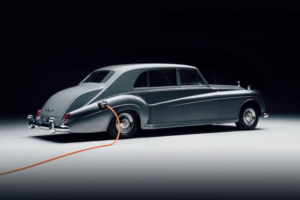 Chiếc Rolls-Royce Phantom V sở hữu m&ocirc;-tơ điện mạnh 375 m&atilde; lực