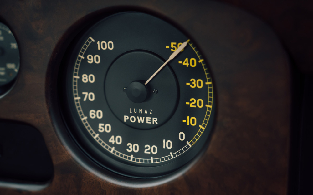 Đồng hồ đậm chất cổ điển của chiếc Rolls-Royce Phantom V