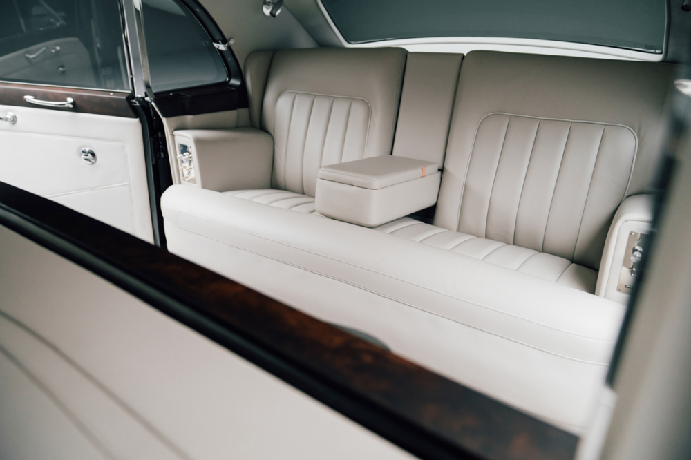 Ghế sau đủ chỗ cho 3 người ngồi của chiếc xế cổ