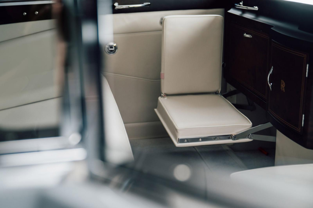 Ghế nhỏ ph&iacute;a sau