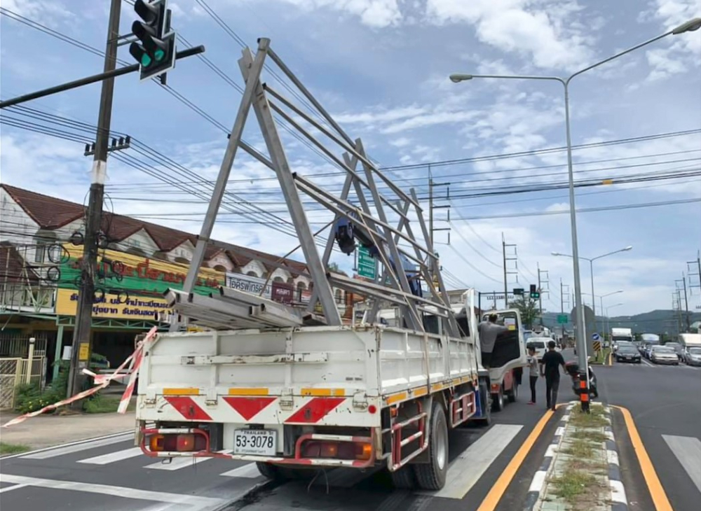 Thanh sắt trên thùng sau của ô tô đã chạm vào đường dây điện