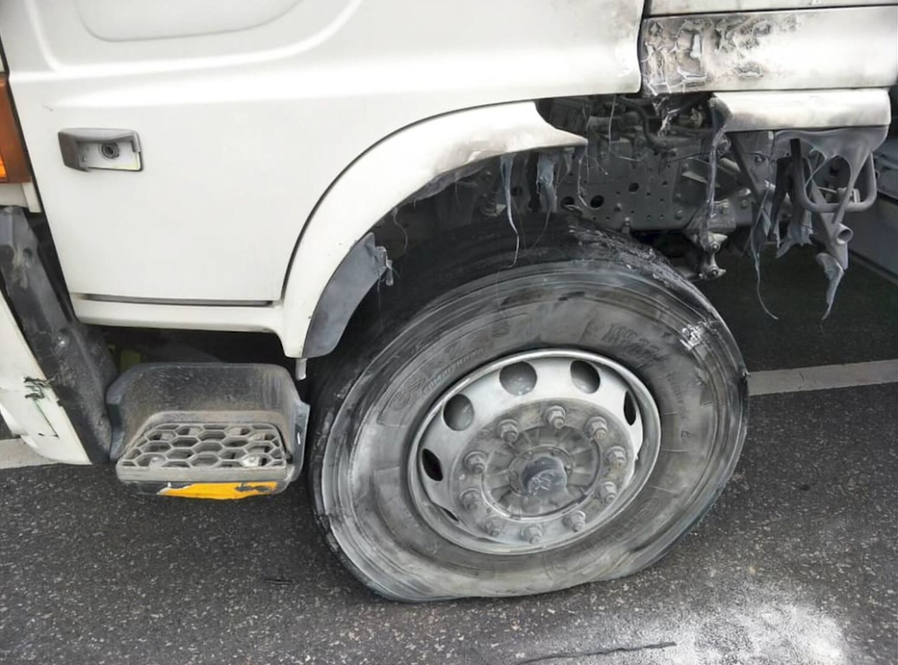 Chiếc ô tô tải bị hư hỏng sau vụ tai nạn hi hữu