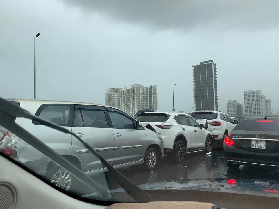 Toyota Innova, Mazda v&agrave; Ford Everest t&ocirc;ng xe d&acirc;y chuyền tr&ecirc;n cầu Nhật T&acirc;n