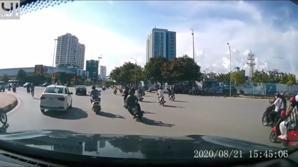 Hai dân tổ lạng lách đánh võng rất máu trên đường phố