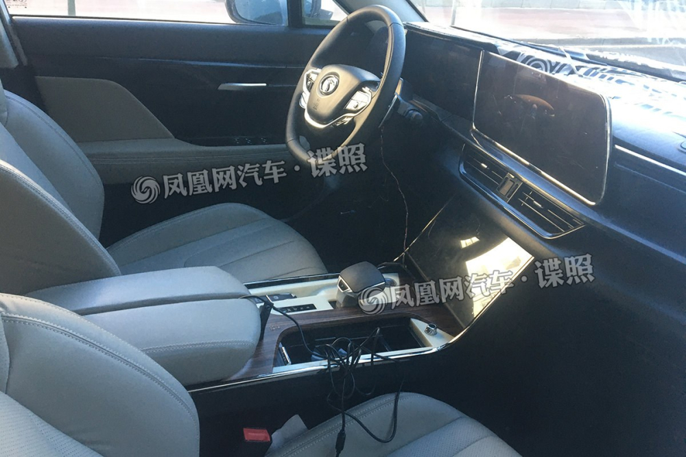 Nội thất Soueast DX9 trông ấn tượng với những màn hình lớn