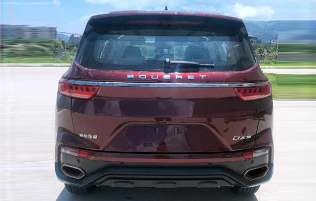 Đuôi xe Soueast DX9 có hai đầu ống xả lớn