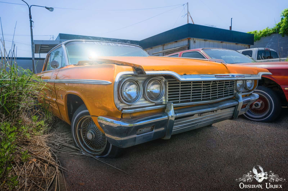 Chiếc Chevrolet Impala SS đời 1962 màu cam trong đại lý Chiếc Chevrolet Impala SS đời 1962 màu cam trong đại lý