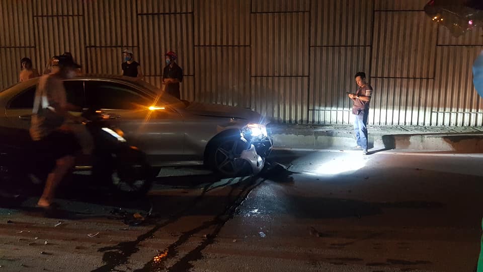 Chiếc Mercedes-Benz C-Class hư hỏng nặng đầu xe sau khi t&ocirc;ng v&agrave;o đu&ocirc;i xe Toyota Camry biển xanh đỗ b&ecirc;n đường