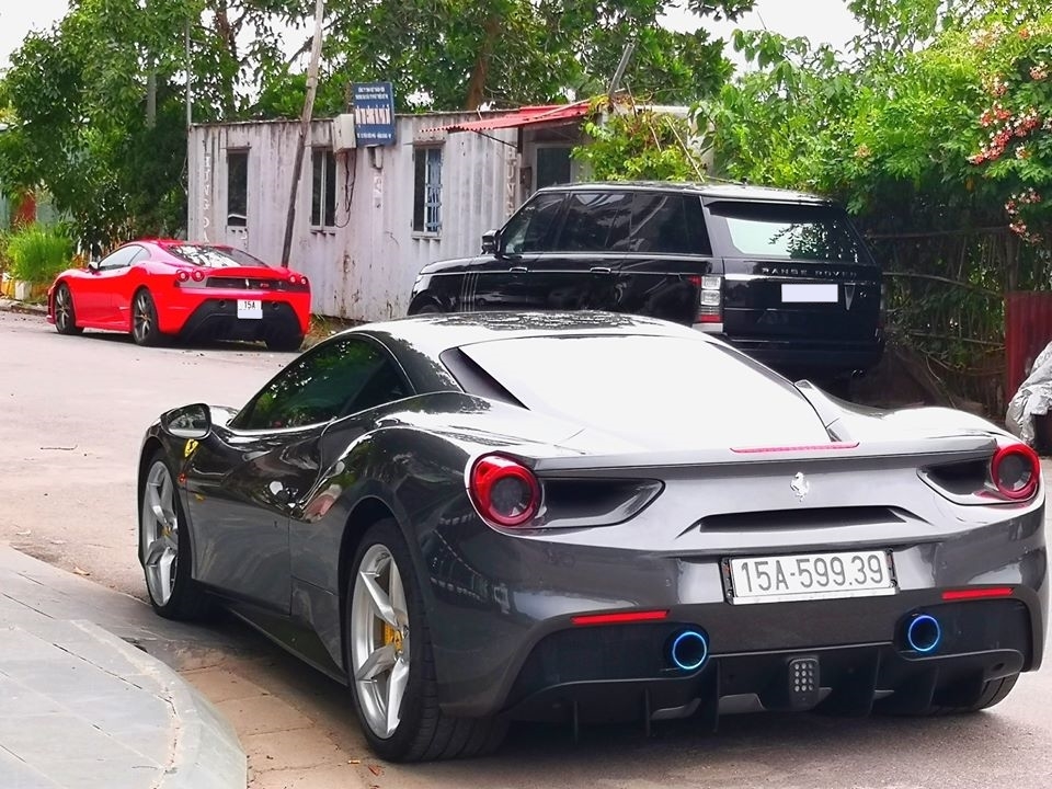 Siêu xe Ferrari 488 GTB màu xám và phía trên cùng chính là Ferrari 430 Scuderia có lai lịch rất bí ẩn tại Việt Nam. Đây là chiếc Ferrari 430 Scuderia thứ 2 được mang về nước nhưng rất kín tiếng.