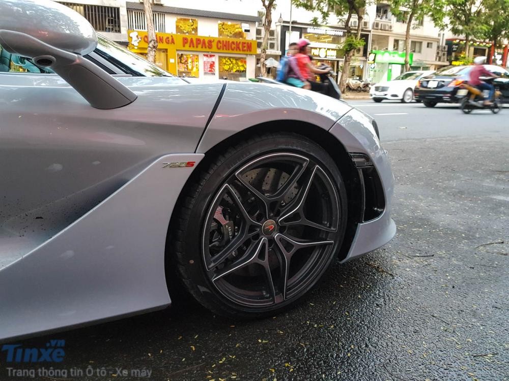 La-zăng rất điệu đà trên siêu xe McLaren 720S La-zăng rất điệu đà trên siêu xe McLaren 720S