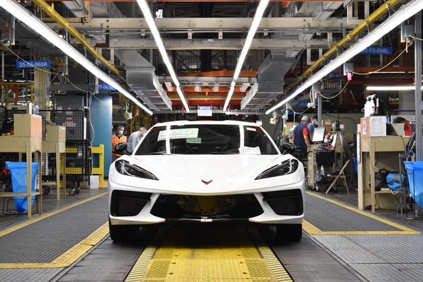 Chevrolet Corvette thứ 1,75 triệu rời nh&agrave; m&aacute;y với m&agrave;u sơn trắng