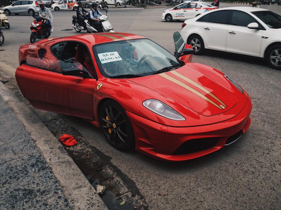 Còn chiếc siêu xe Ferrari 430 Scuderia đầu tiên lăn bánh tại Việt Nam có sọc kép màu vàng. Xe hiện đang ở Sài thành.