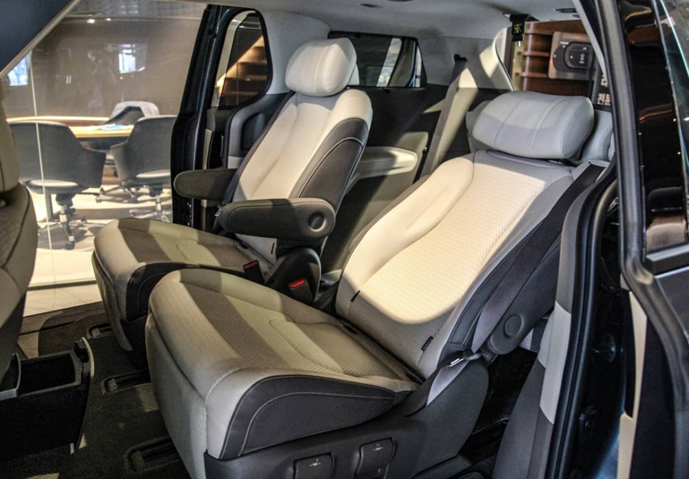Hàng ghế thứ 2 của Kia Sedona 2021 bản 7 chỗ Hàng ghế thứ 2 của Kia Sedona 2021 bản 7 chỗ