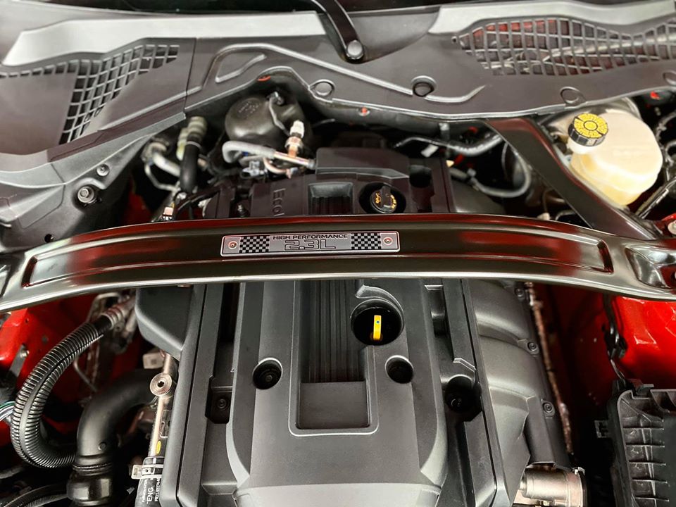 Động cơ EcoBoost, 2.3L của chiếc Ford Mustang n&agrave;y c&oacute; th&ecirc;m g&oacute;i trang bị High Performance n&ecirc;n c&ocirc;ng suất tăng th&ecirc;m 20 m&atilde; lực, l&ecirc;n mức 330 m&atilde; lực