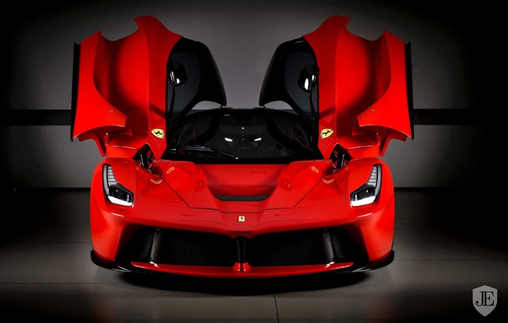 Ferrari LaFerrari với bộ áo sắc đỏ truyền thống Ferrari LaFerrari với bộ áo sắc đỏ truyền thống