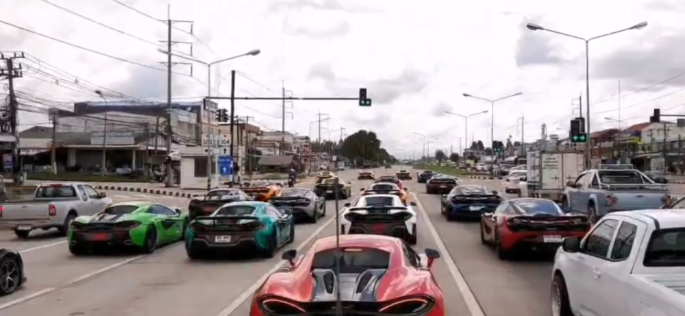 Dàn siêu xe McLaren đang dừng chờ đèn đỏ. Có rất nhiều phiên bản như 570S, 570S Spider, 720S, 720S Spder, McLaren 675LT, 650S hay McLaren GT.