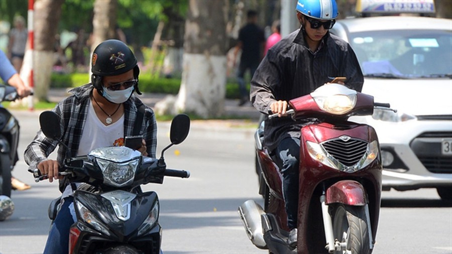 Lỗi sử dụng điện thoại khi đang lái xe máy sẽ bị phạt tiền từ 600.000 - 1.000.000 đồng, tước giấy phép từ 1-3 tháng.