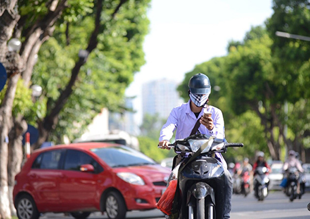 Nếu có nhu cầu sử dụng điện thoại thì người lái xe phải tấp vào lề đường, dừng phương tiện.